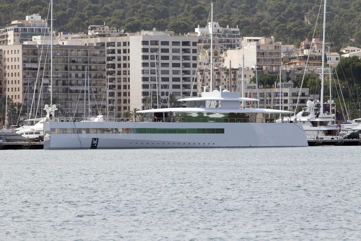 Napoli, video dell’incidente tra l’ex yacht di Steve Jobs e quello del milionario Salinas: Venus contro Lady Moura