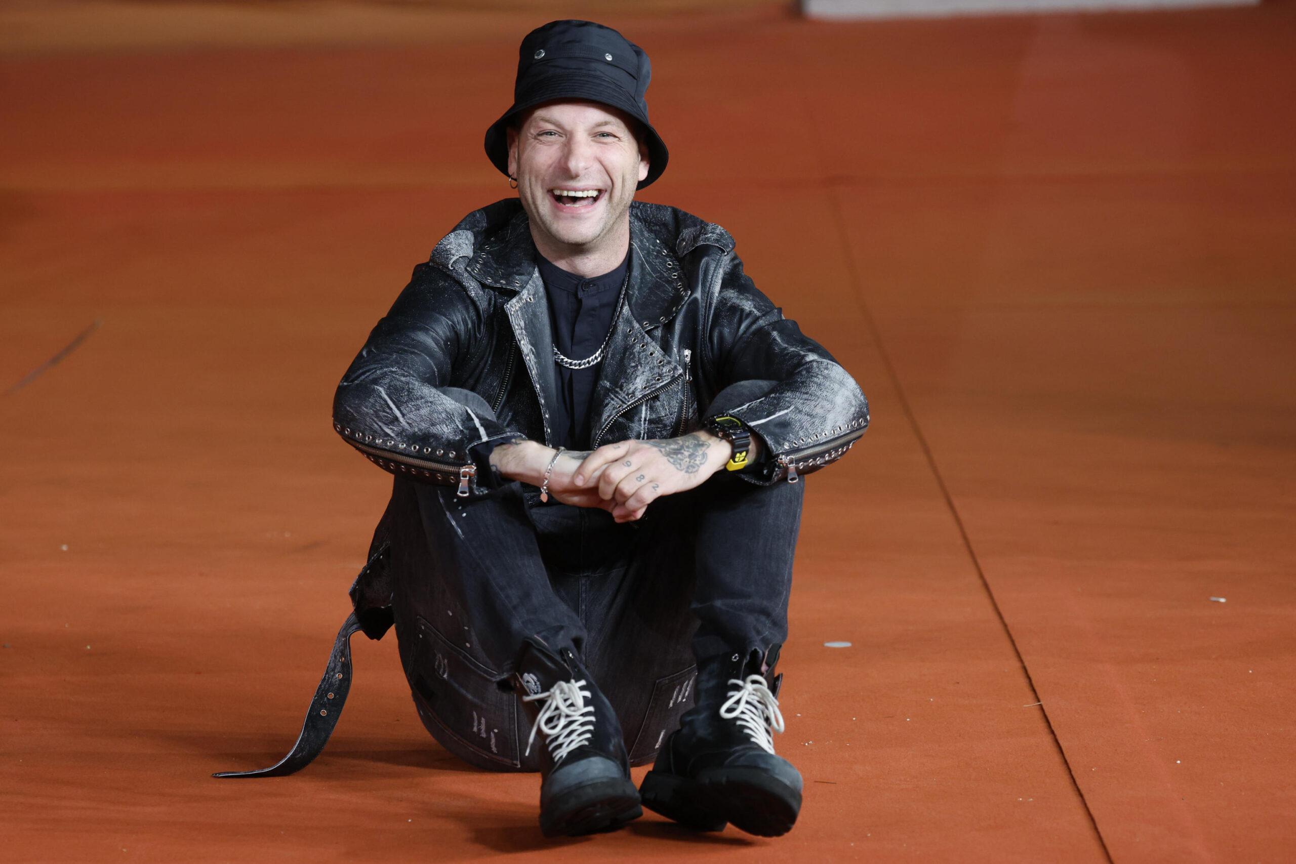 Clementino, torna in radio con “Parlo ‘e te”: il significato del brano in collaborazione con Ste