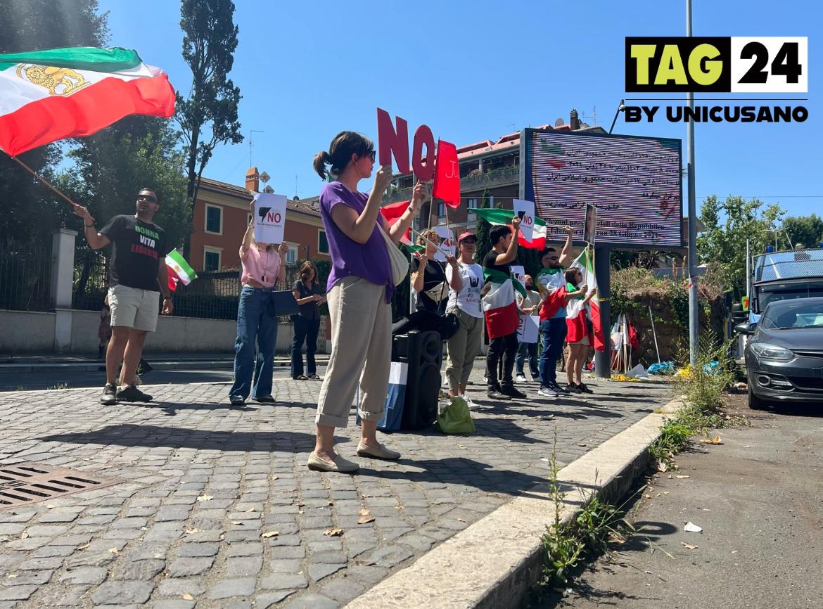 Elezioni presidenziali Iran 2024, “Donna, Vita, Libertà” all’ambasciata di Roma: “Stop al regime sanguinario” | FOTO e VIDEO