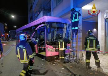 Mestre, nuovo incidente: bus si schianta contro un pilone, l’azienda è la stessa della strage