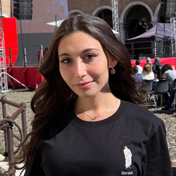 Perché è importante andare a votare? La divulgatrice Esmeralda Moretti lo spiega con la filosofia su Instagram: “L’astensionismo nasce dopo Socrate. Ma io alle urne ci vado” | VIDEO