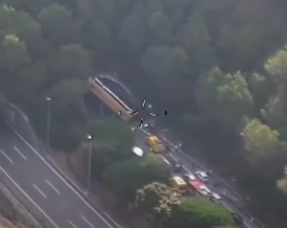 Spagna, incidente vicino a Barcellona: autobus si ribalta sull’autostrada C32, tre feriti gravi | VIDEO