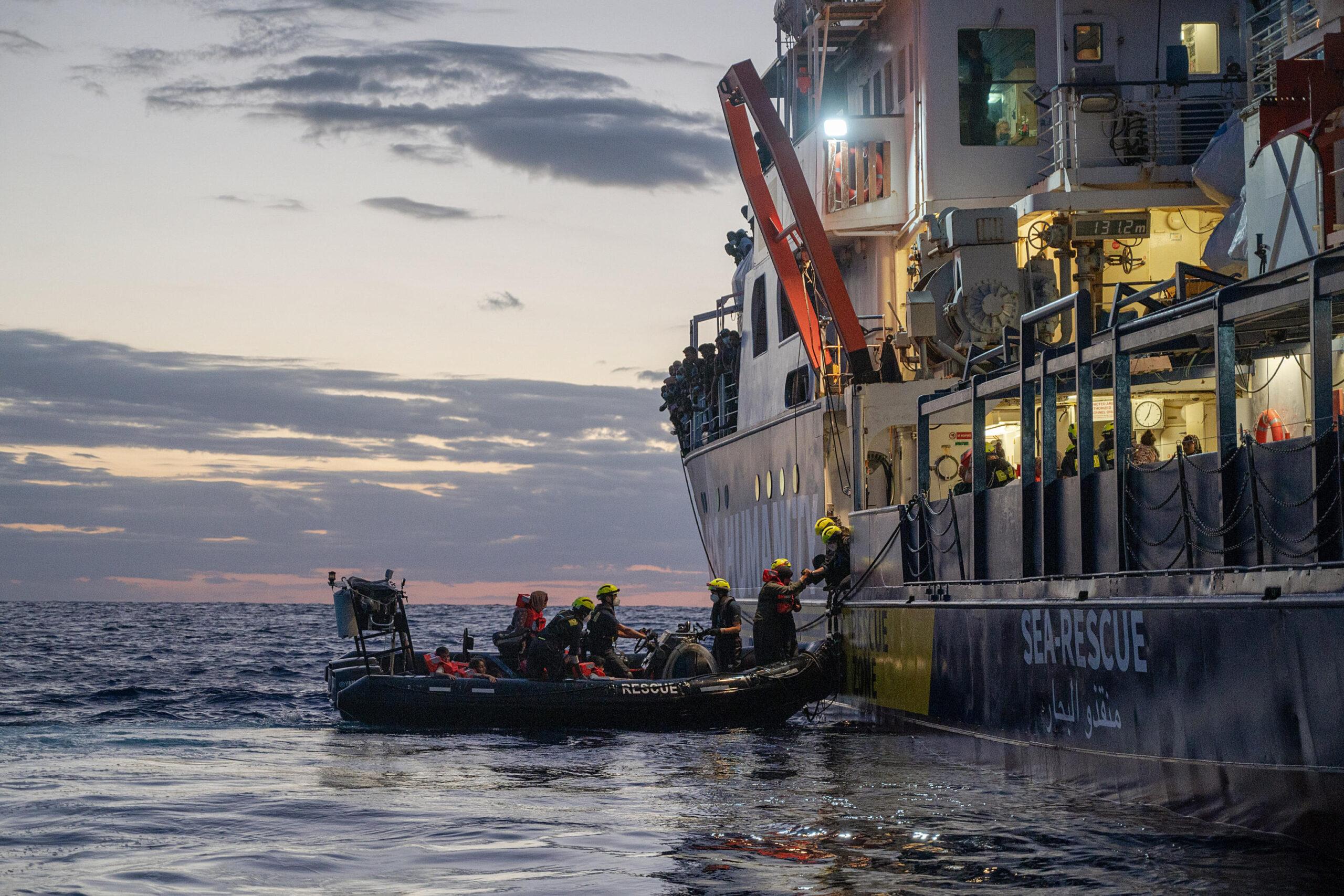 Ragusa: 500 migranti a bordo di un barcone in fase di soccorso con mare mosso e vento