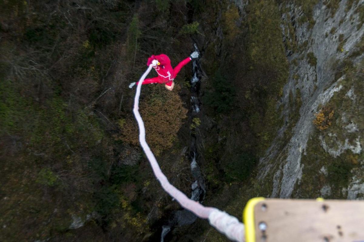 Salta con il bungee jumping ma la corda non è legata bene, muore un…