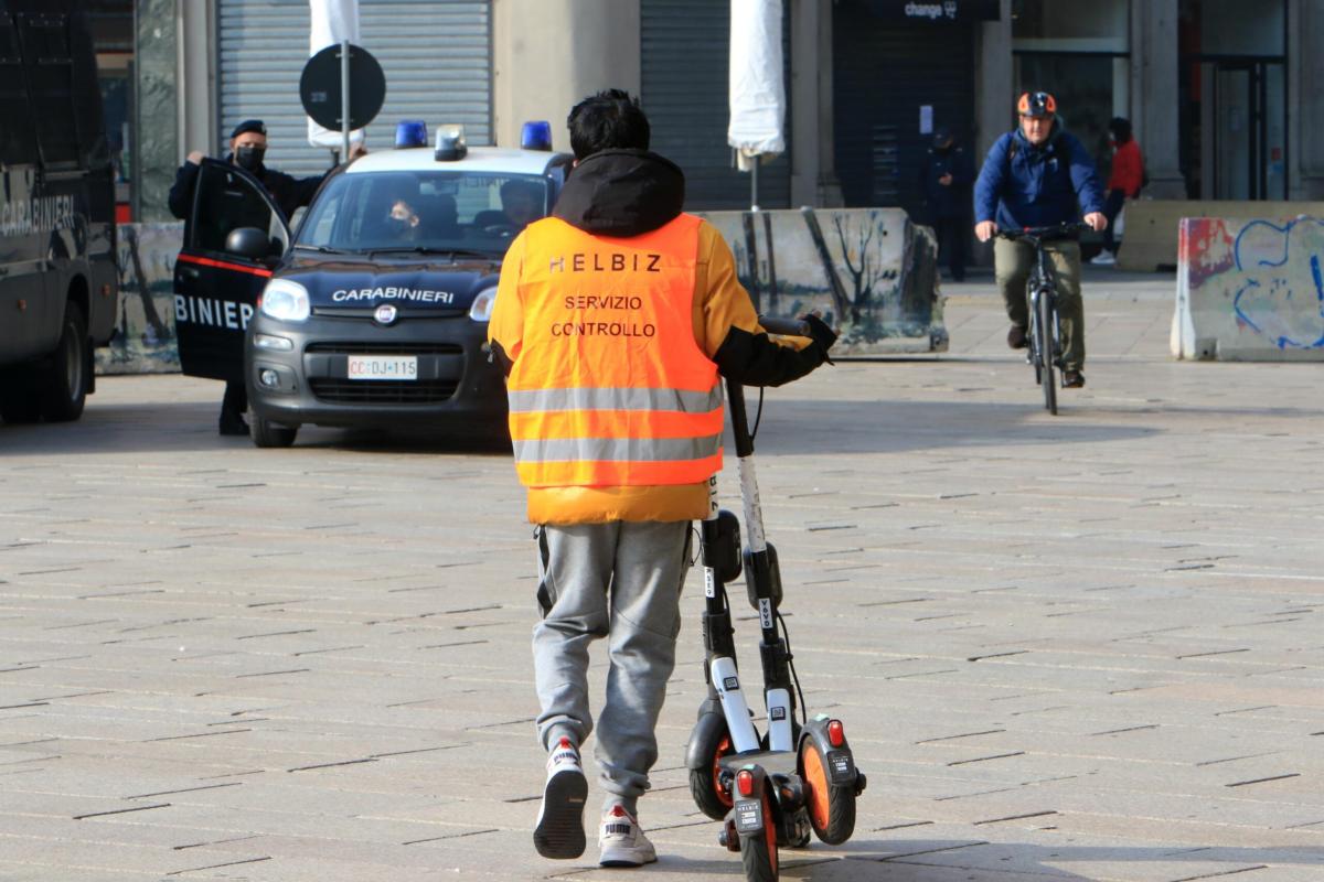 Helbiz multa gli utenti indisciplinati a Milano