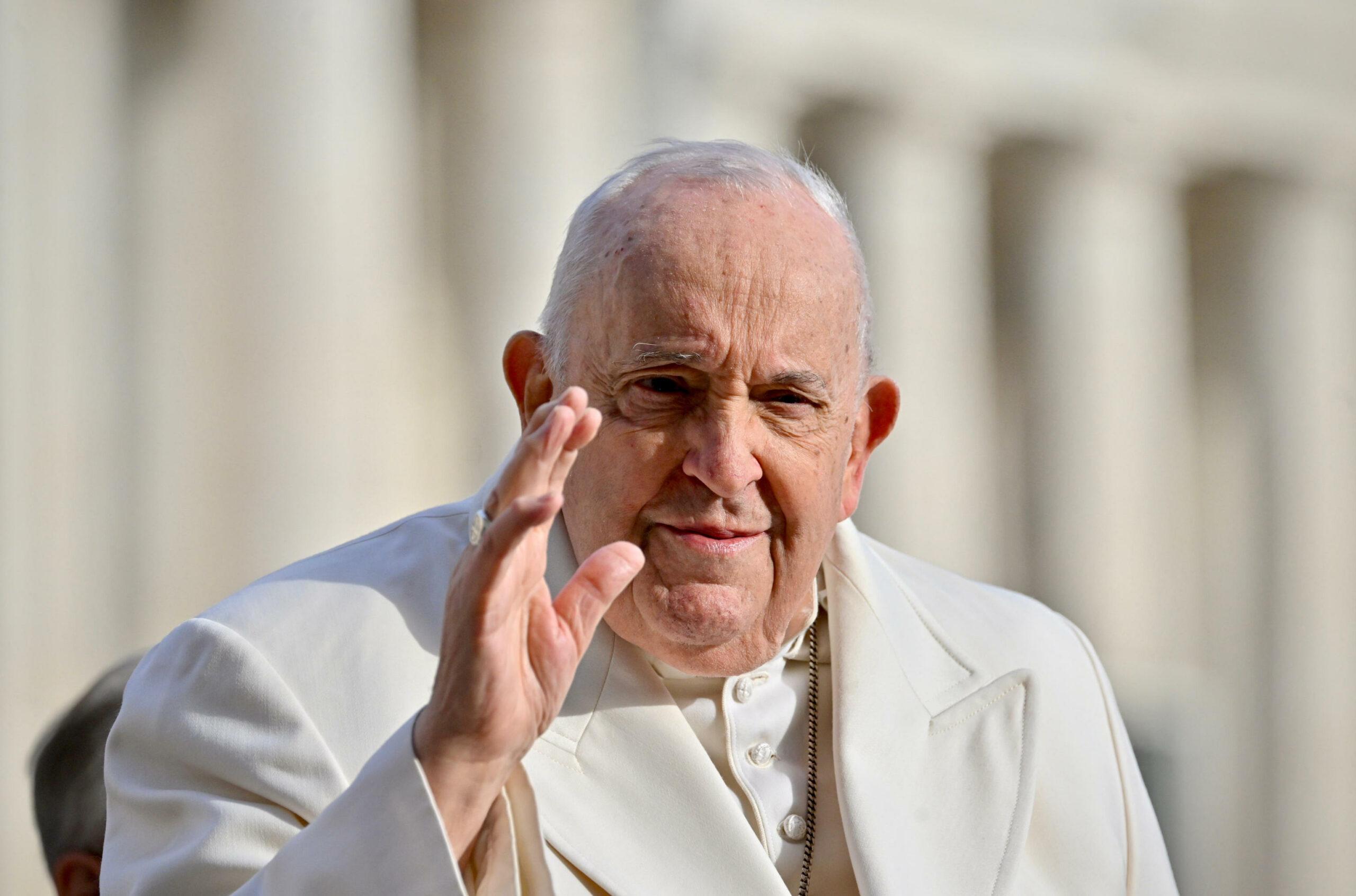 Papa Francesco prepara le meditazioni per la Via Crucis per la prima volta nella storia e invita a “riconoscere Dio in chi soffre”