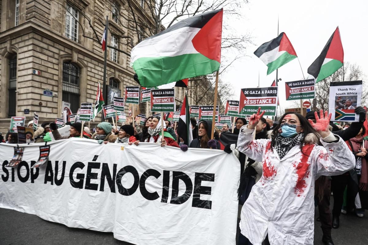 Francia, vietata manifestazione pro Palestina e contro l’islamofobia a Parigi: “Rischio cori antisemiti e scontri con le forze dell’ordine”