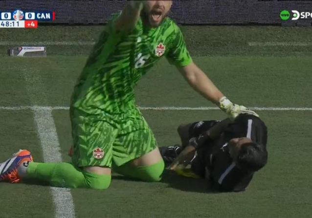 Mentre si svolgeva Perù-Canada, valevole per la Copa America 2024, il guardalinee Humberto Panjoj è crollato a causa del forte caldo. E' stato trasportato fuori dal campo in barella.