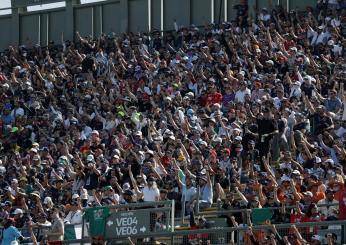 Formula 1, rissa in Messico: i tifosi Ferrari aggrediti dopo il contatto Perez-Leclerc | VIDEO