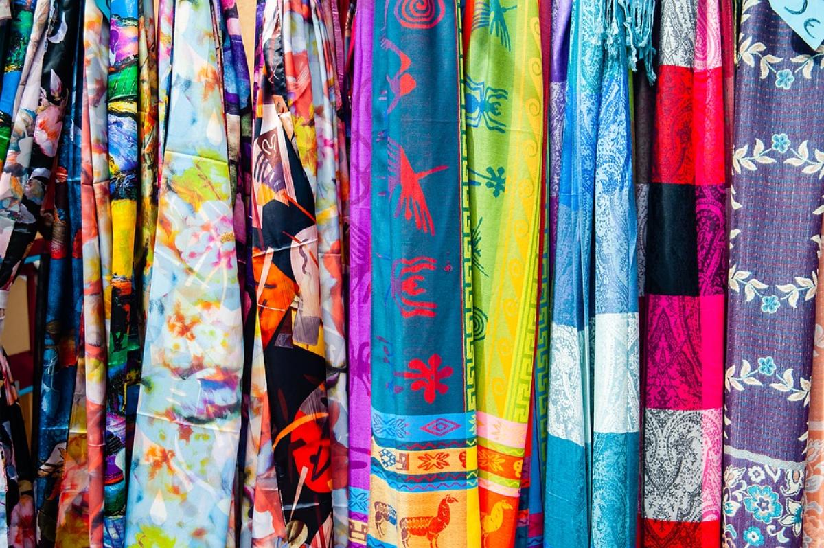 Il foulard di seta: come indossarlo per la primavera 2022