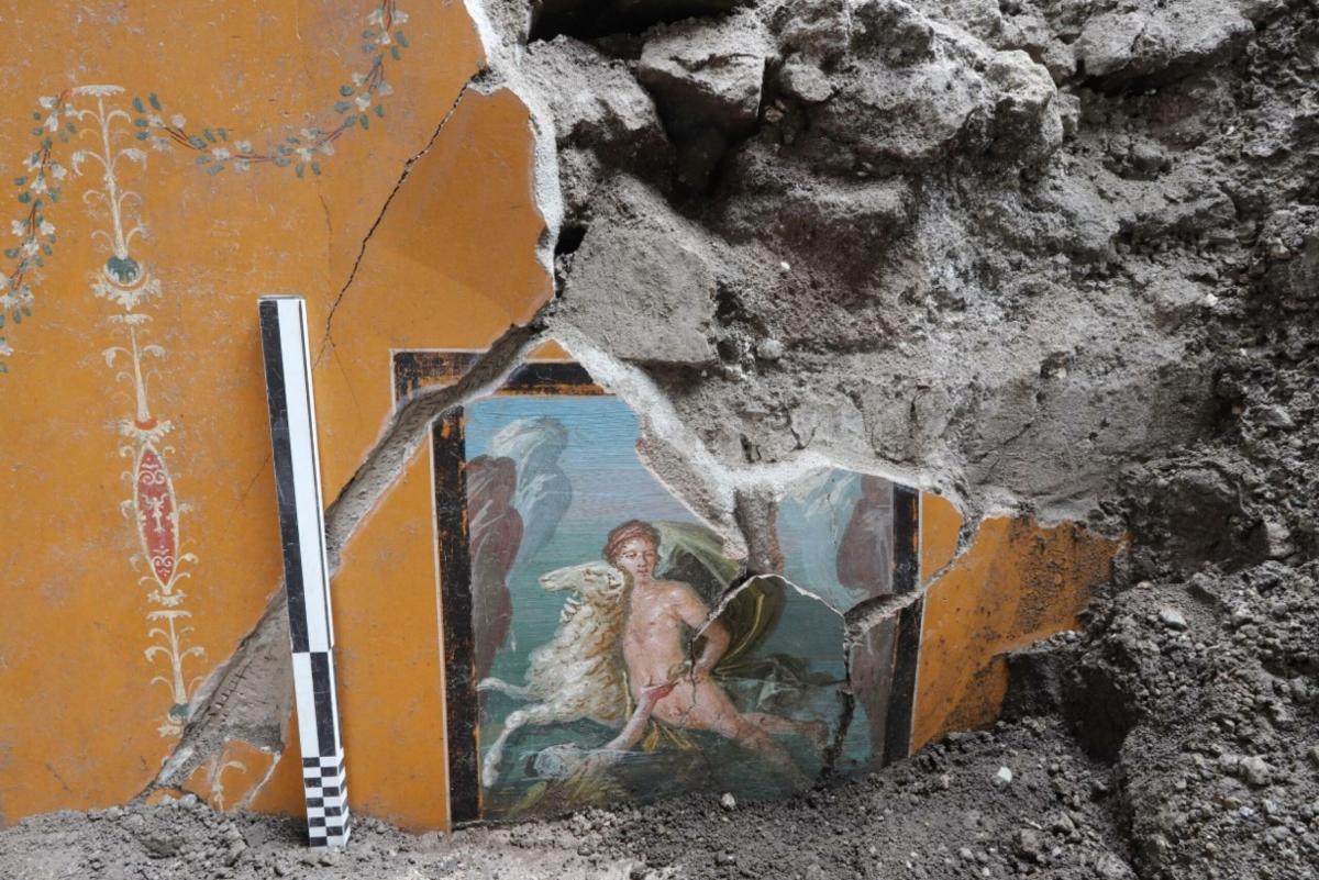 Scavi di Pompei, “Frisso ed Elle”: nuovo affresco scoperto nel parco archeologico