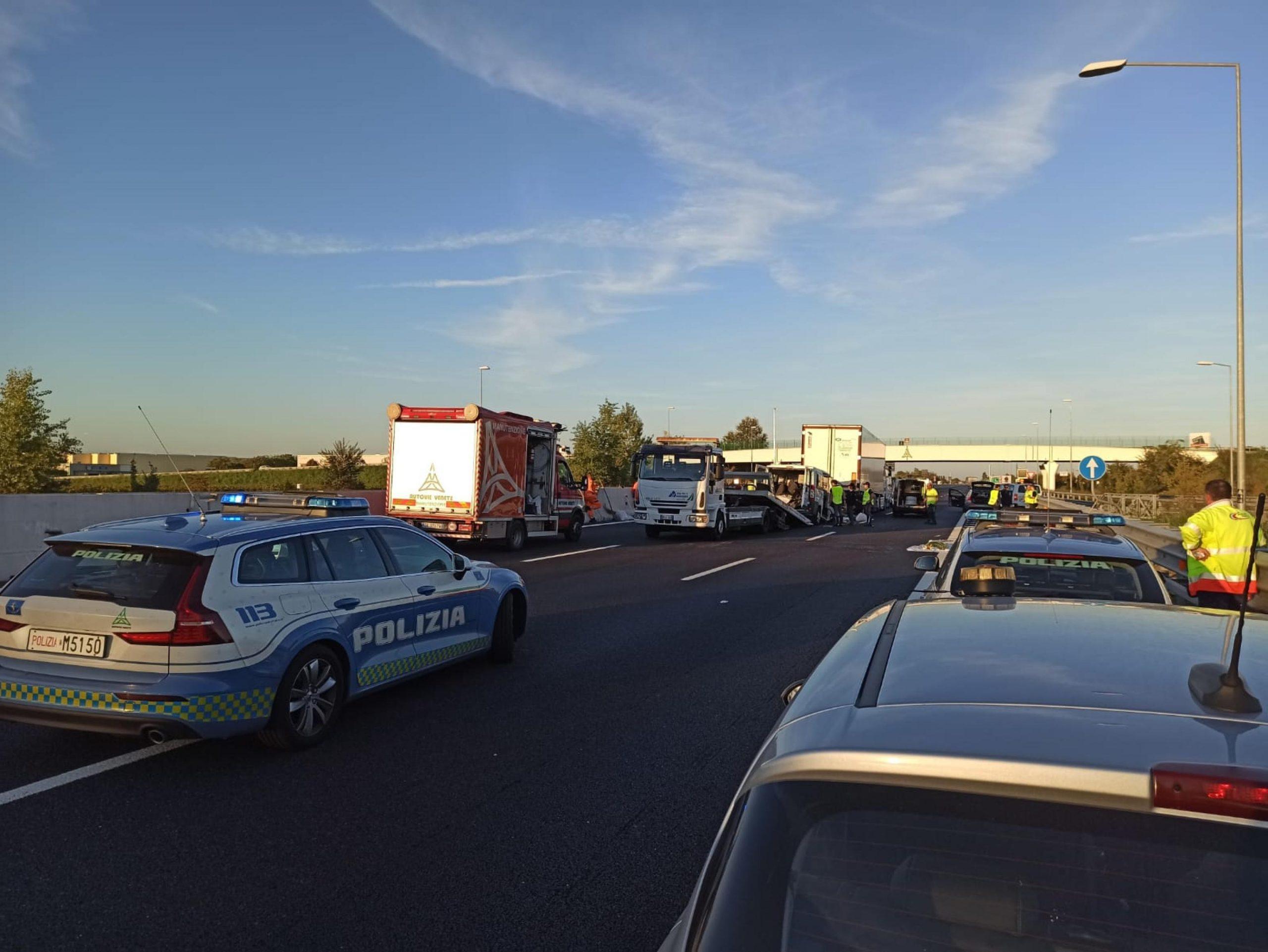 A6, scontro tra due camion e un’auto. Ferito e portato in ospedale  uno dei conducenti dei mezzi pesanti