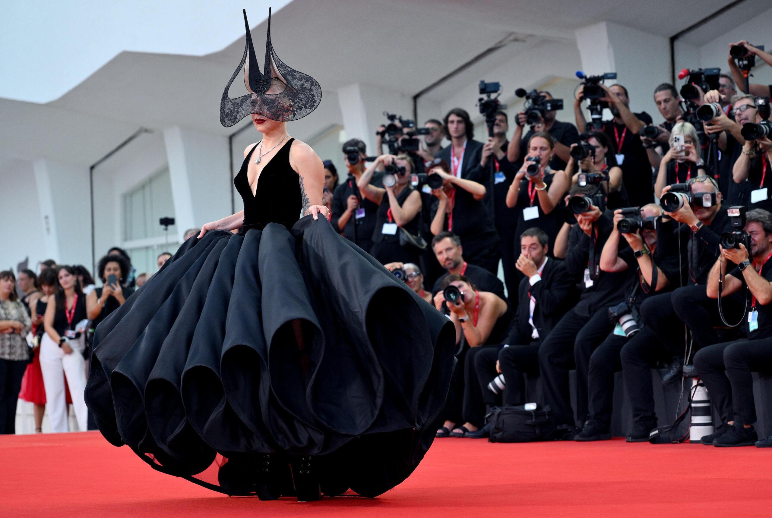 Lady Gaga cammina tra i fan! A Venezia 2024 i divi sono “a portata di mano”