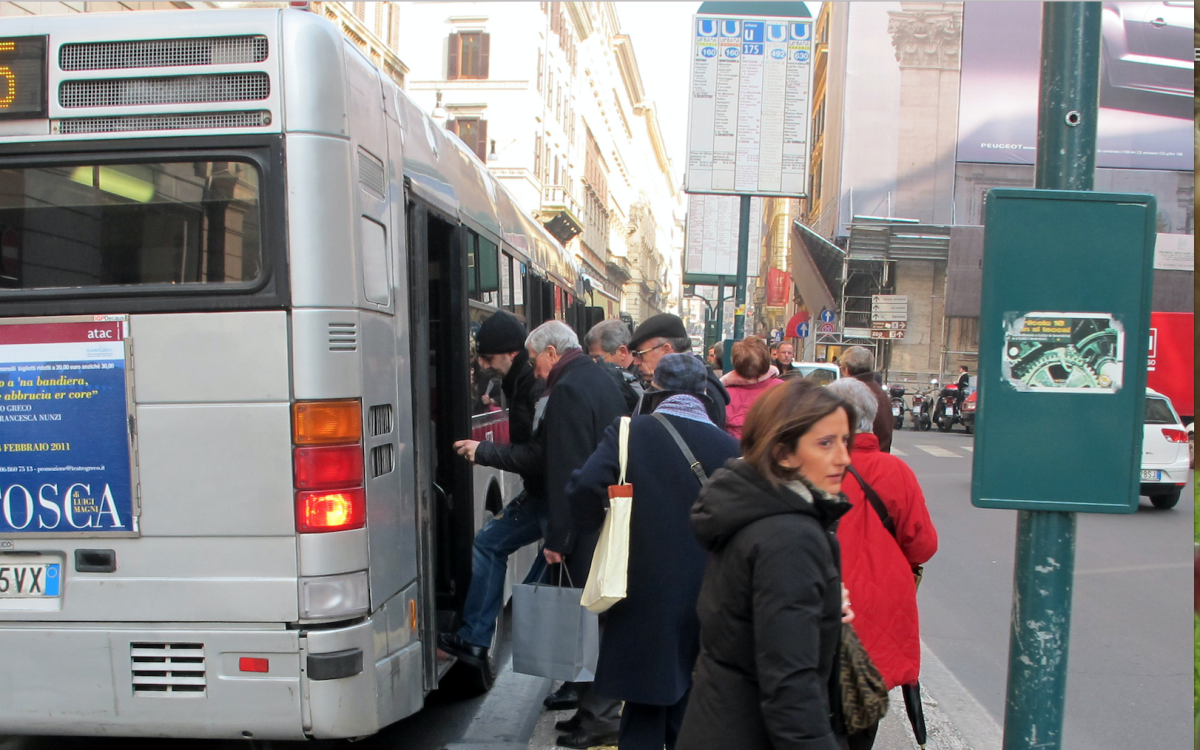 Modena, anziano trascinato dall’autobus mentre scende alla fermata: ricoverato in gravissime condizioni