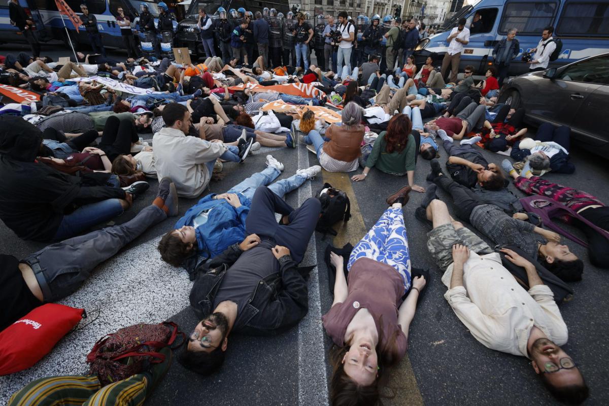 Sicurezza, via libera alla norma anti-Gandhi: vietate manifestazioni, flash mob e sit-in con resistenza passiva modello ‘Ultima generazione’