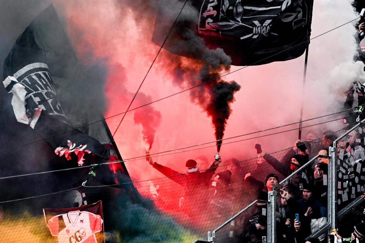 L’arrivo dei primi tifosi dell’Eintracht a Napoli | VIDEO