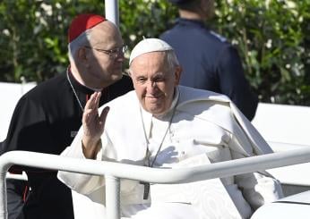 Papa Francesco celebra la messa in Ungheria: “Fa male vedere porte sbattute in faccia ai bisognosi”