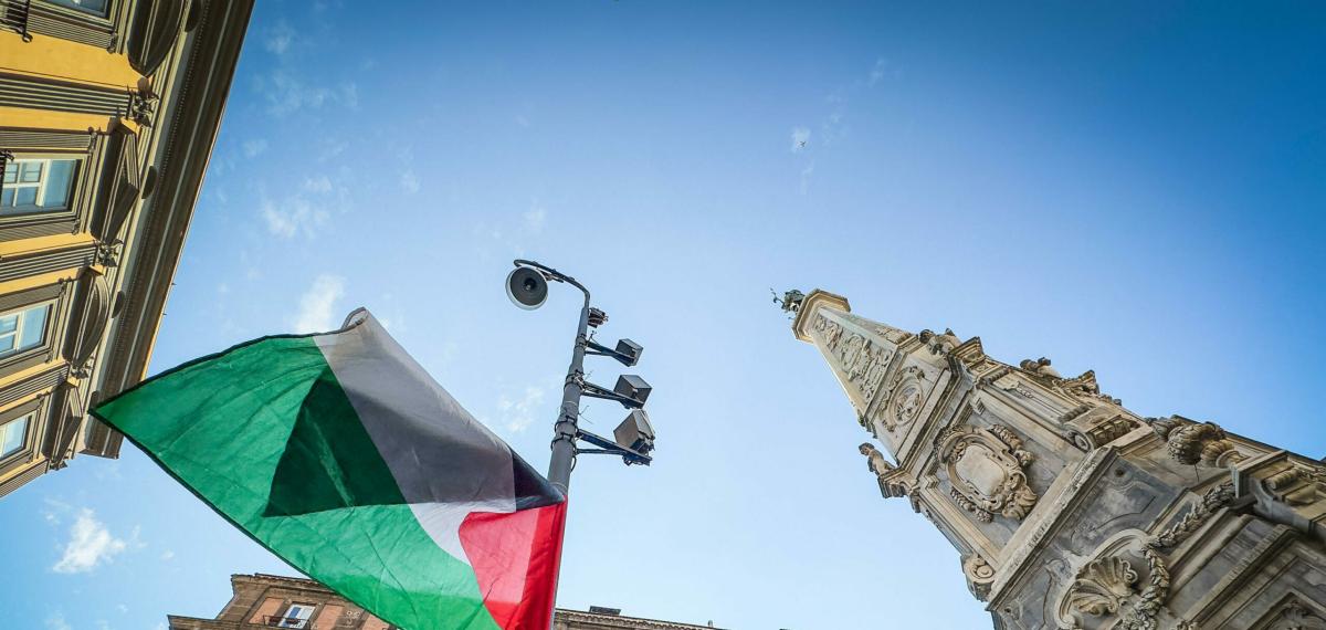 Napoli, la polizia carica i manifestanti al presidio pro Palestina sotto la sede della Rai | VIDEO E FOTO