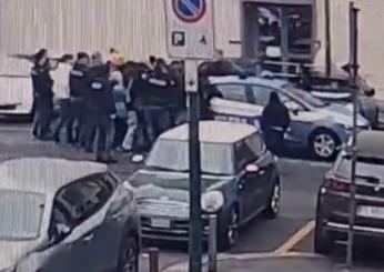 Torino, 50 persone assaltano un’auto della polizia davanti alla questura: 4 fermati. Mattarella: “Solidarietà agli agenti aggrediti”