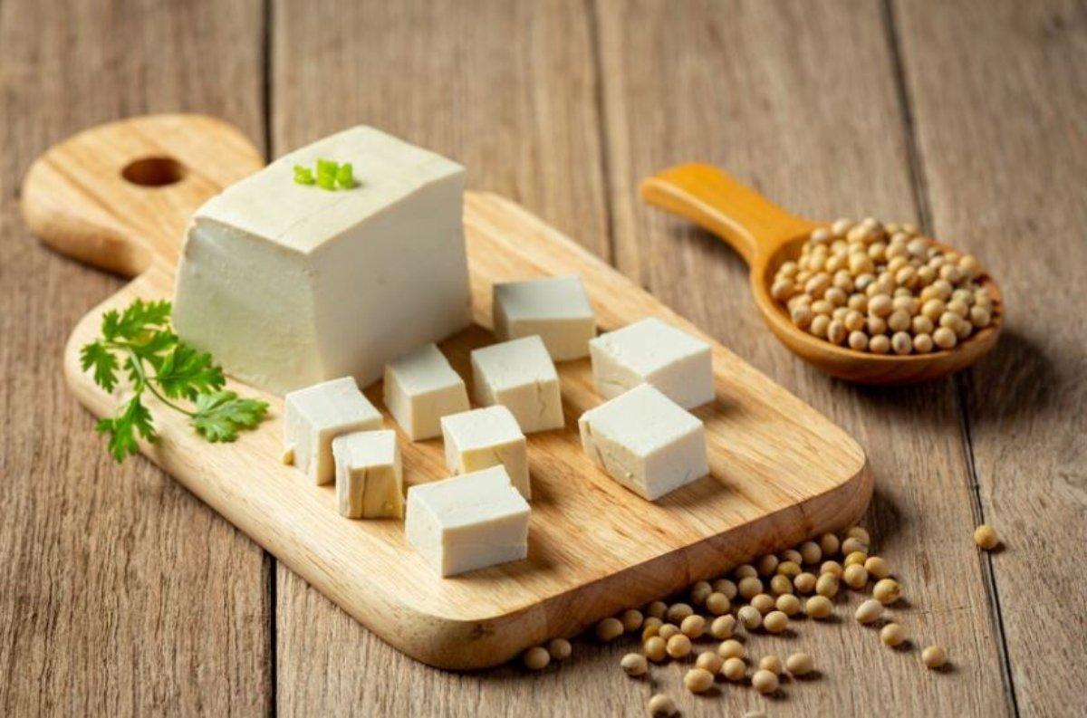 Ecco a cosa fa bene il tofu, se fa ingrassare e quali sono le controindicazioni