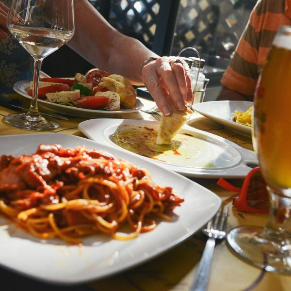 Bere mentre si mangia fa male? Le 4 cose da sapere