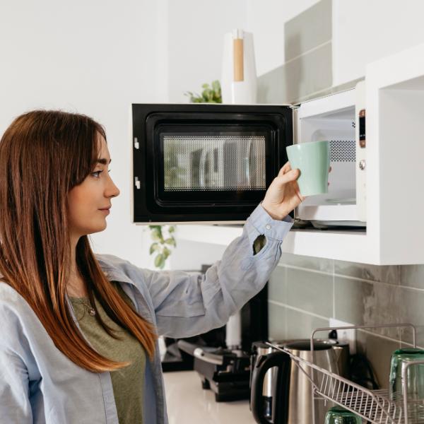 Cosa succede al corpo se si mangia cibo cotto al microonde?