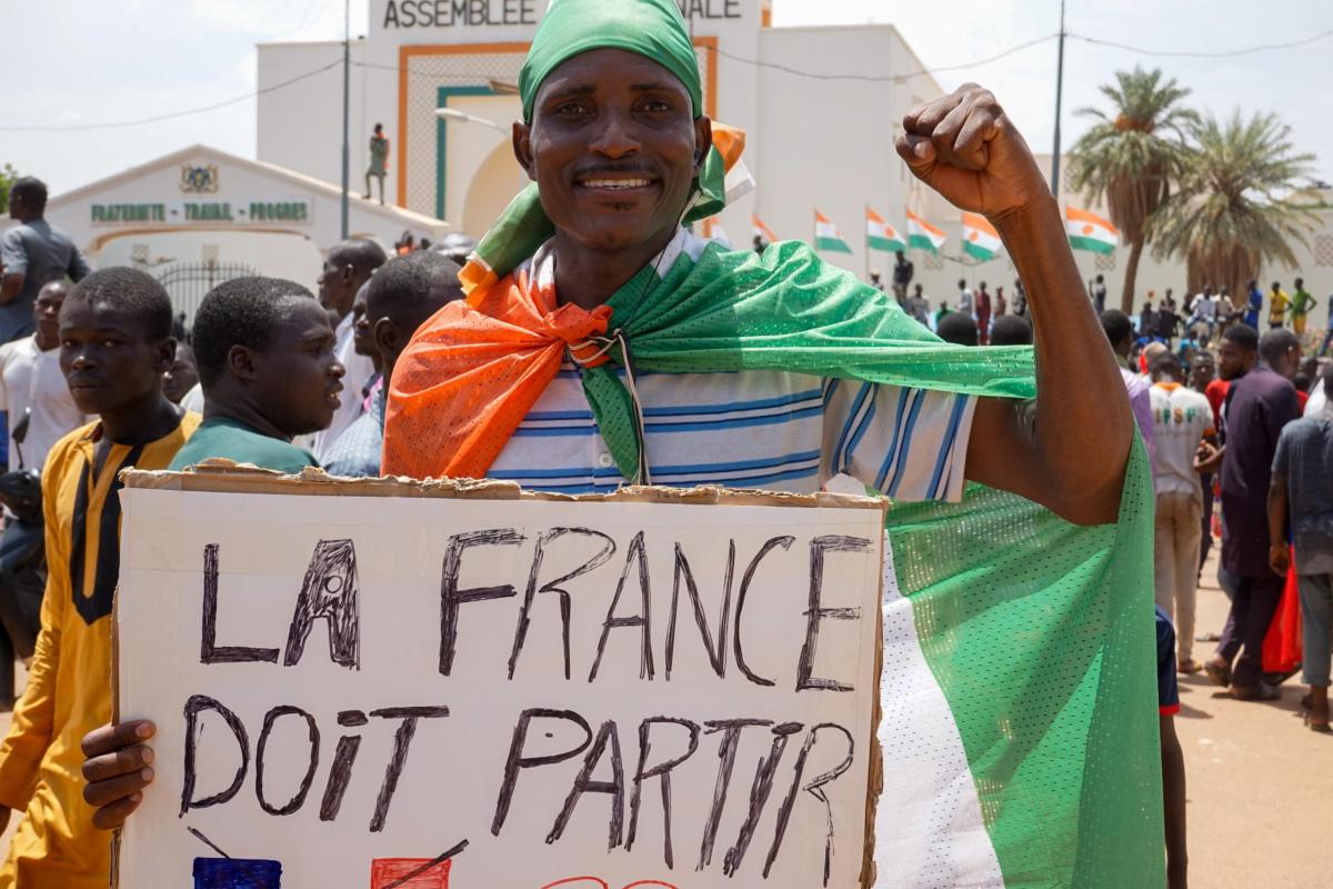 Golpe in Niger, accuse dei militari alla Francia: “Vuole intervenir…