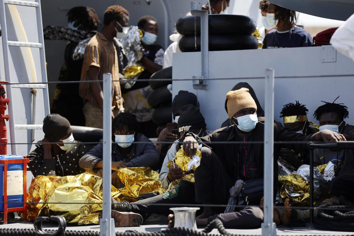 Lampedusa, l’allarme dei migranti soccorsi: “Alcuni di noi caduti i…