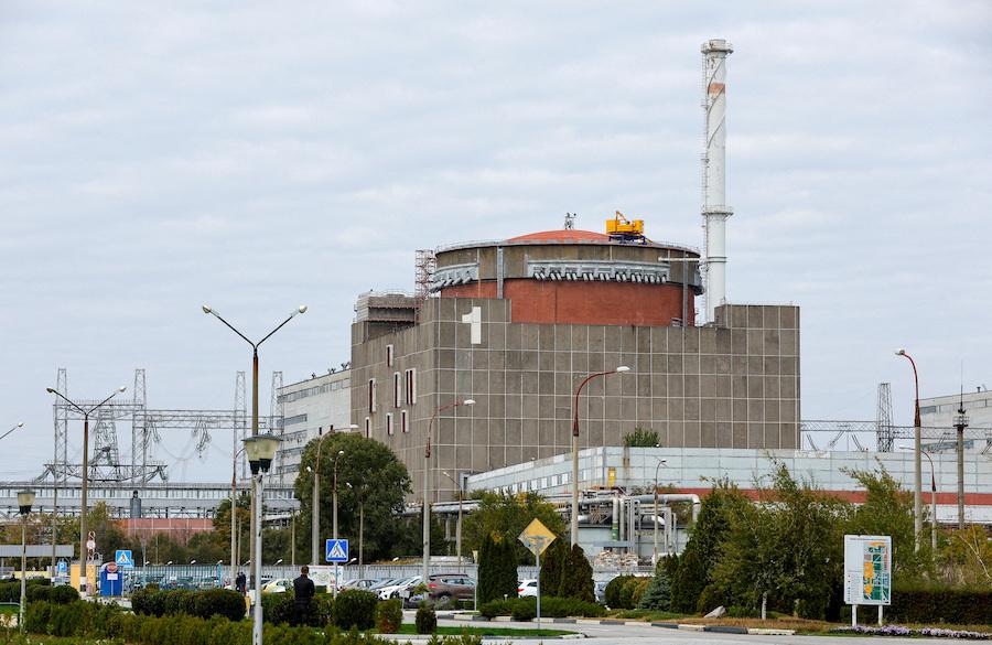 Guerra in Ucraina, colpita la linea elettrica della centrale nucleare di Zaporizhzhia. Filorussi: “Ora è giurisdizione di Mosca”