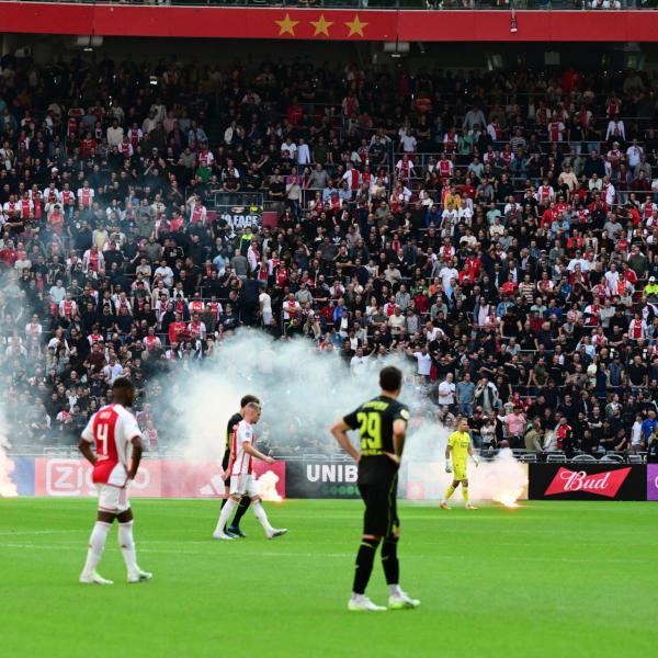 E’ ancora caos in Olanda: i tifosi dell’Ajax fanno sospendere la sfida contro il Feyenoord