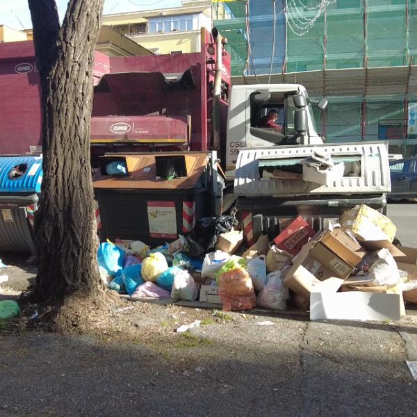 Emergenza rifiuti a Roma, sacchi accanto ai secchioni pieni: “Mondezza ovunque nelle strade” | VIDEO