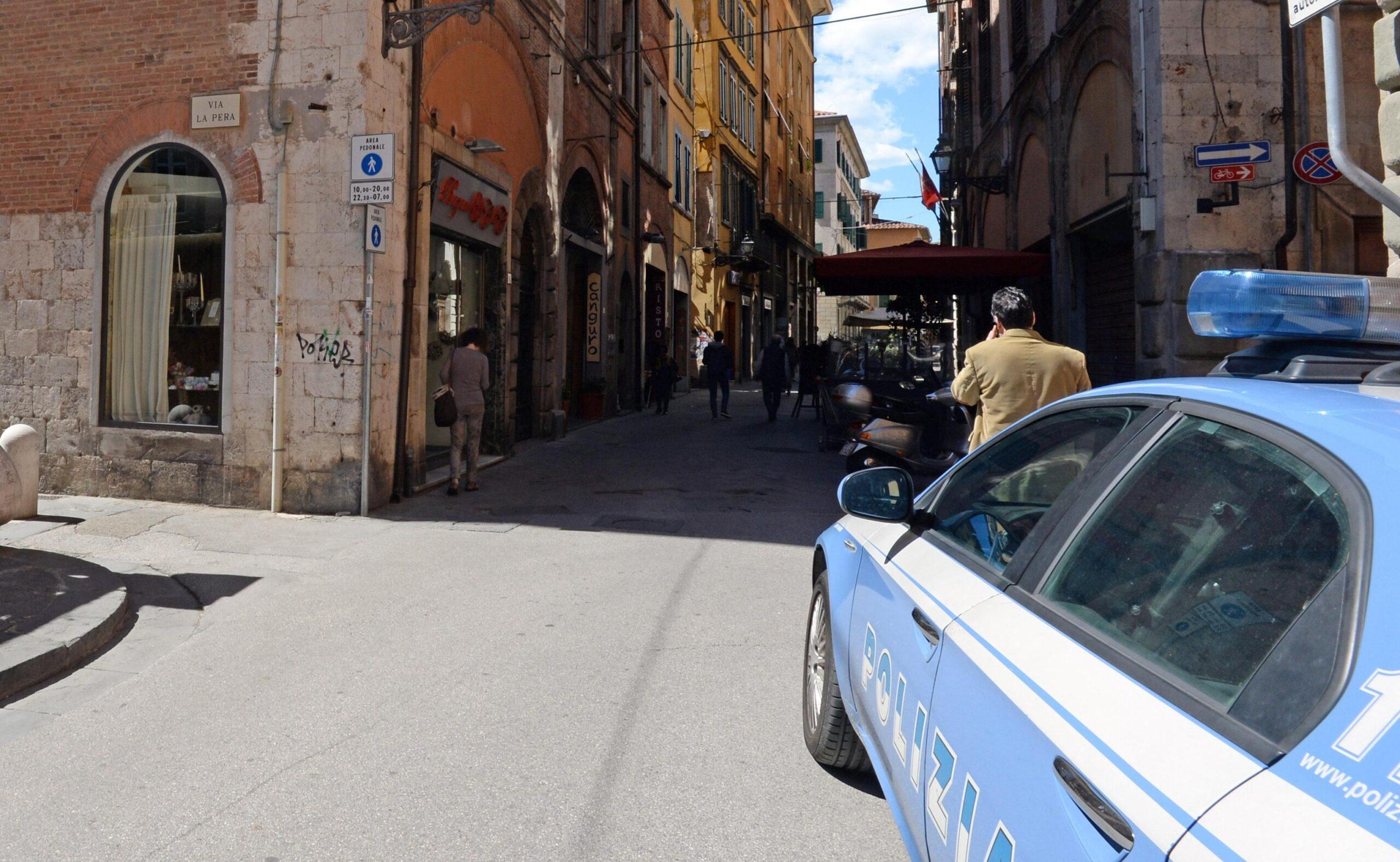 Pisa, rissa in Piazza delle Vettovaglie: volano sedie e tavoli, 4 feriti | VIDEO