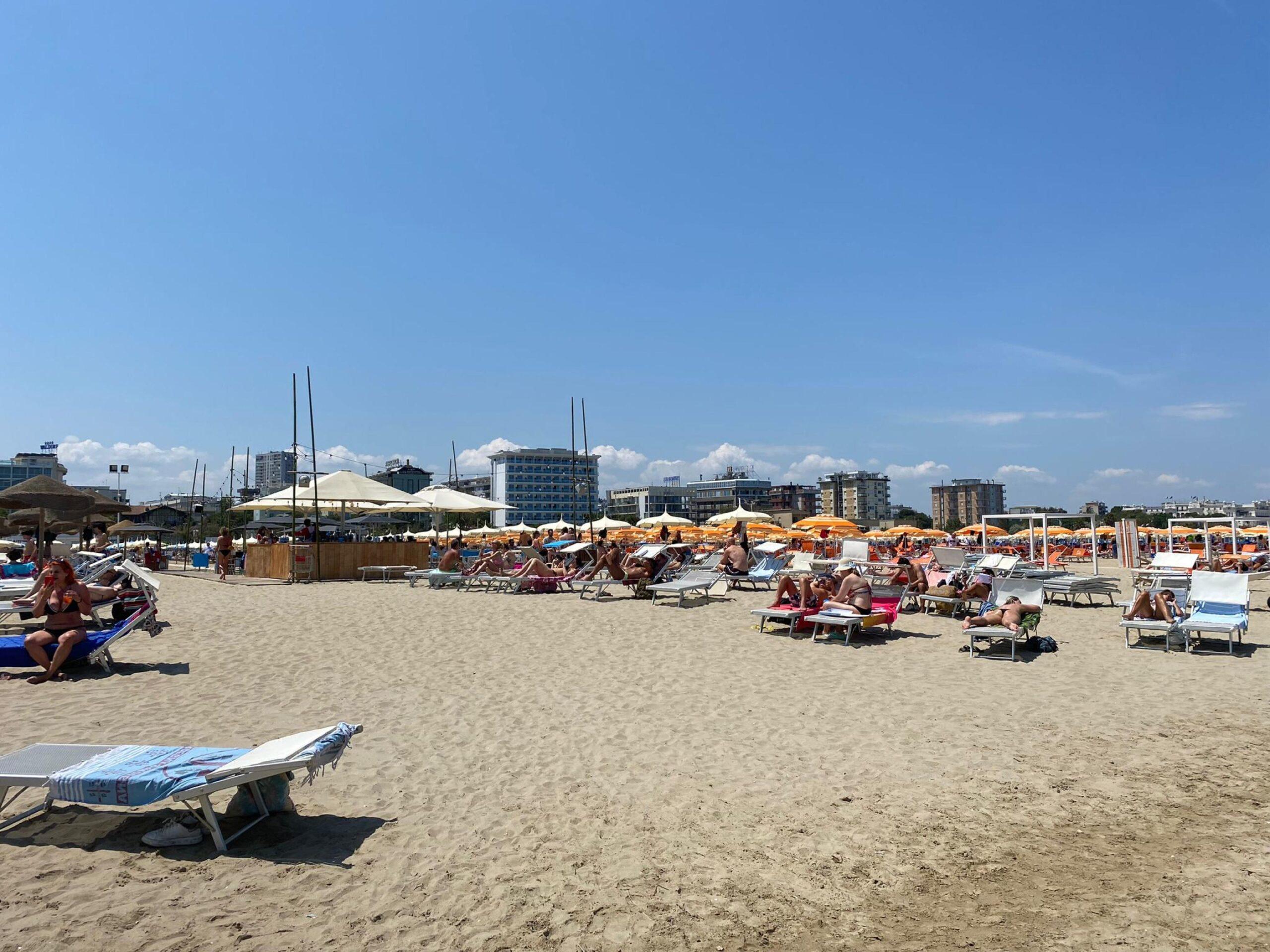 Molesta due bambine in spiaggia a Rimini: arrestato 47enne, era in vacanza con la famiglia