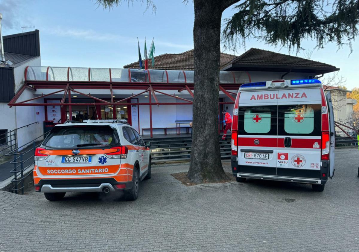 Varese, professoressa accoltellata all’ingresso della scuola: arrestato studente 17enne