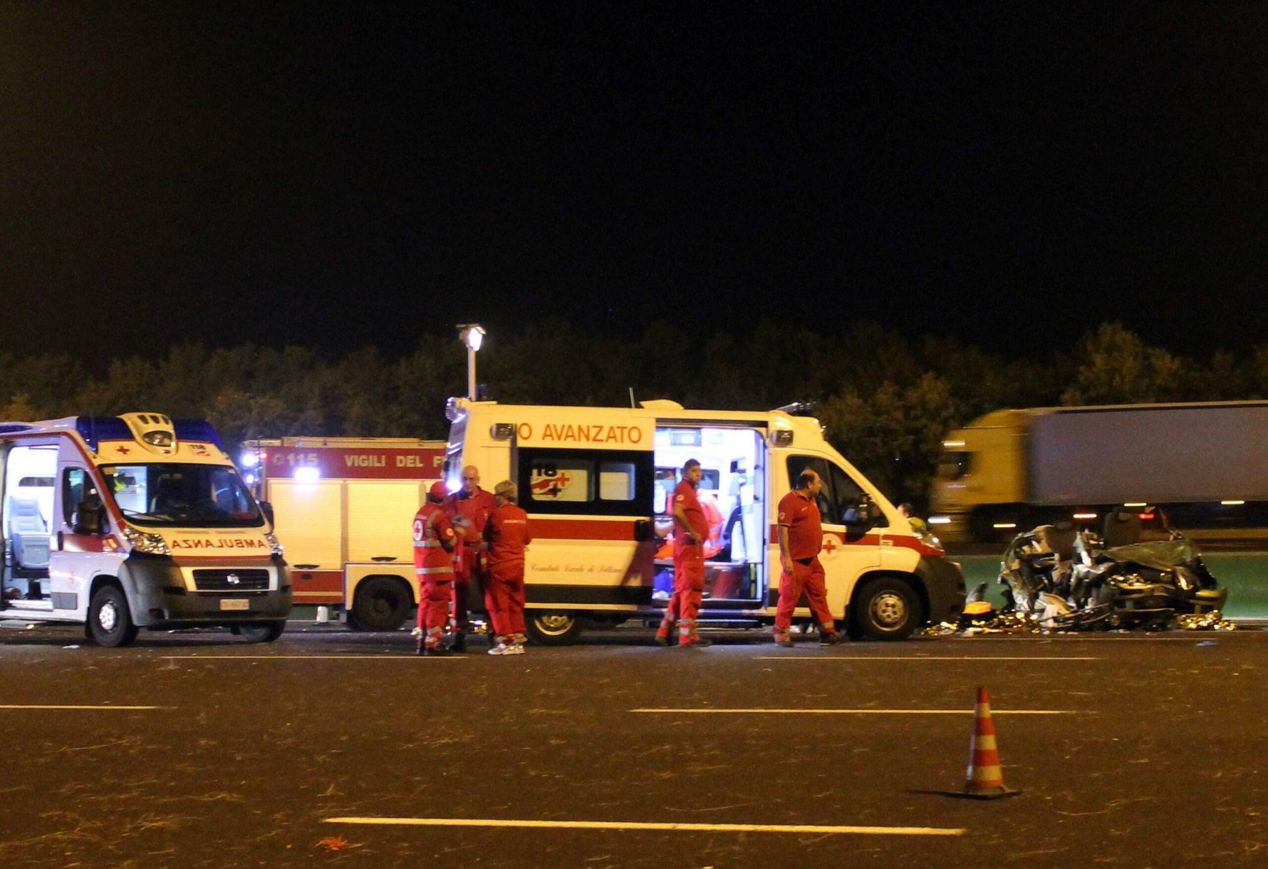 Vercelli, incidente sulla A4 all’altezza di Alice Castello: Ferrari prende fuoco, morte due persone