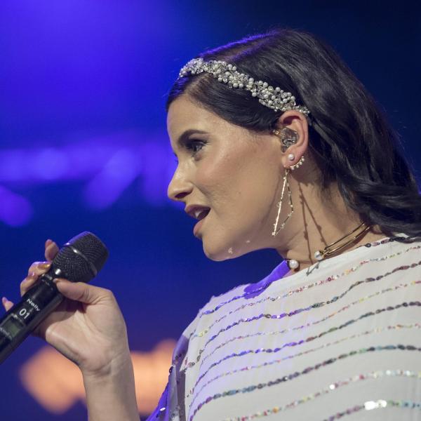 Nelly Furtado, incidente sul palco del Coachella: cade di faccia sul palco e si ferisce ad un dito/ VIDEO