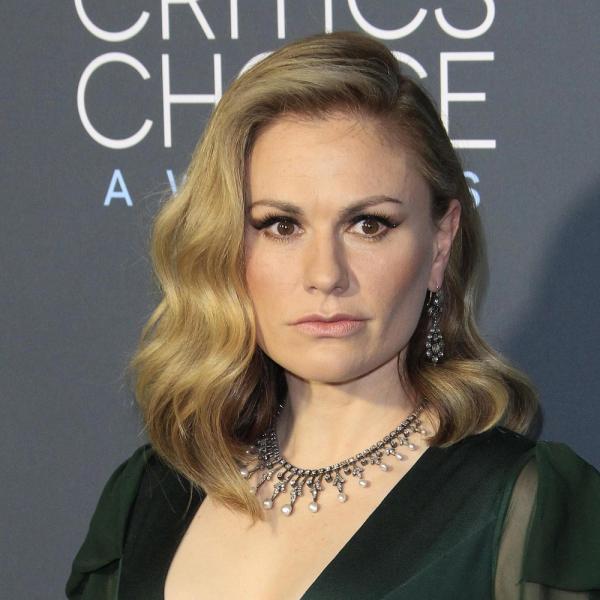 Anna Paquin, malattia misteriosa che sta preoccupando i fan. Sul red carpet col bastone