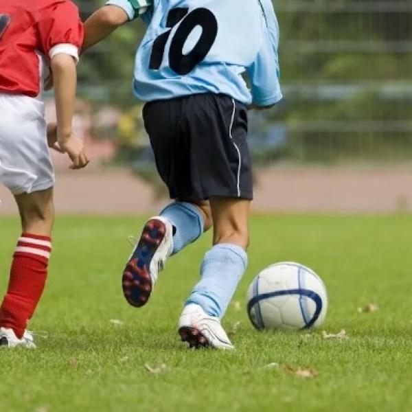 Calcio, shock nella categoria “pulcini” in provincia di Ravenna: picchia l’allenatore che sostituisce il figlio