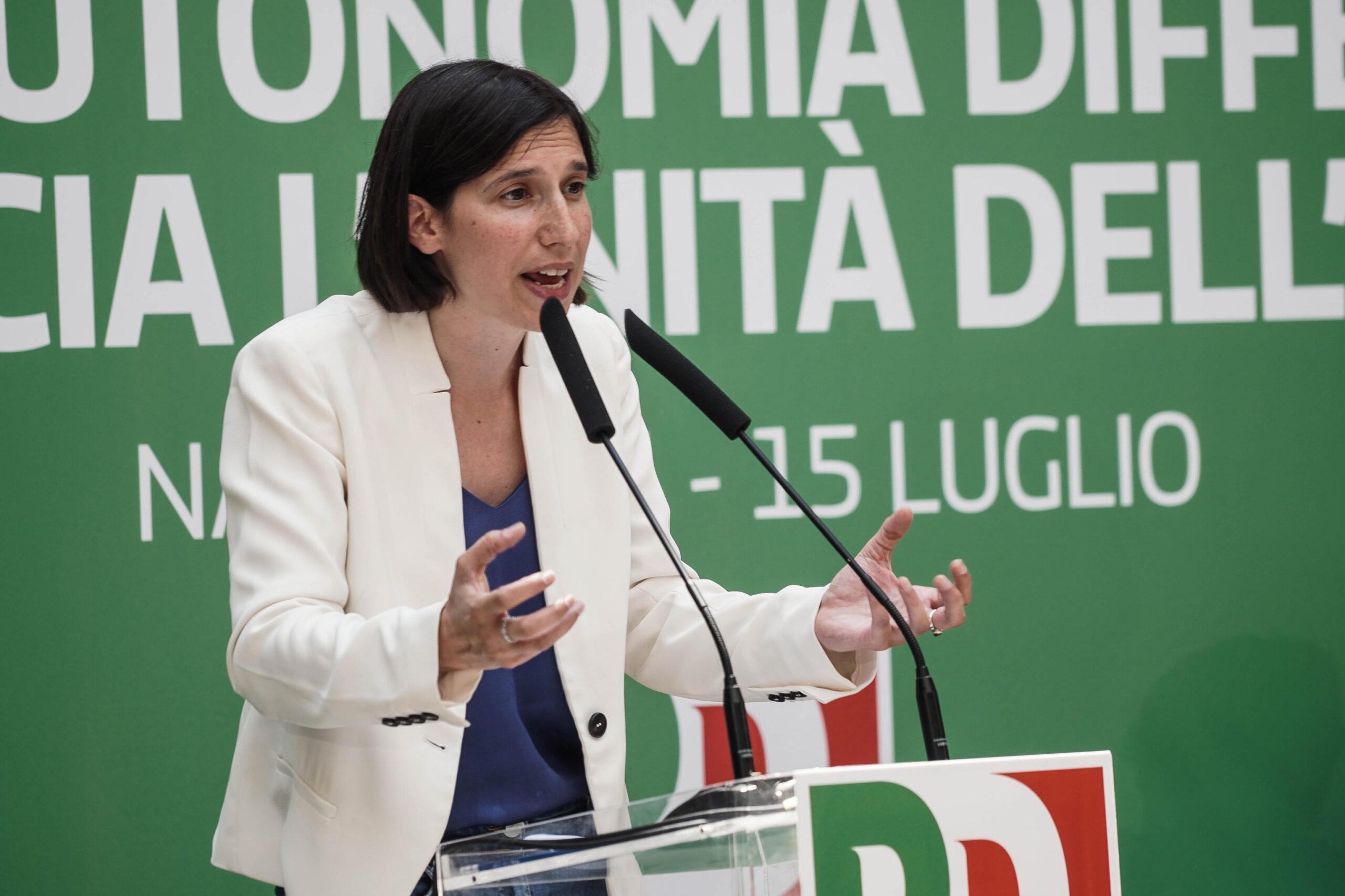 Napoli, Elly Schlein: “Governo diviso sul contrasto alle mafie”. Ma è spaccatura tra Pd e De Luca