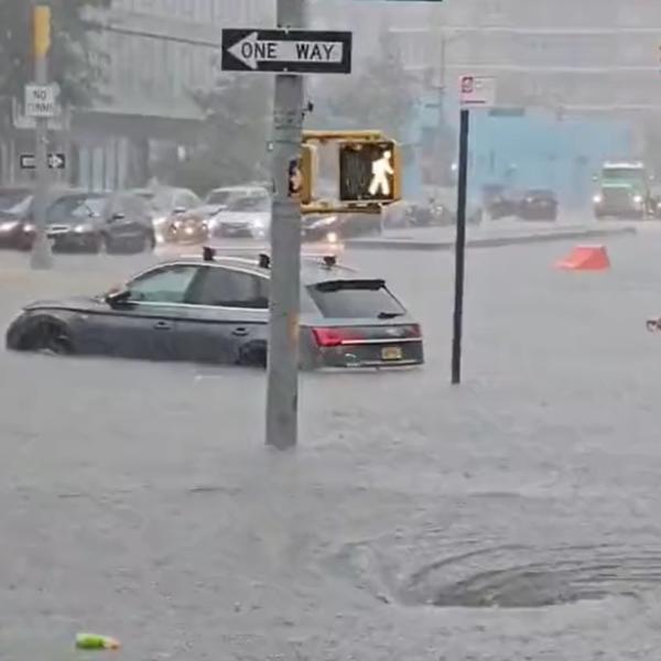 New York sotto al diluvio, cosa sta succedendo nella Grande Mela | VIDEO