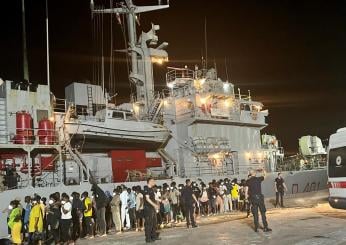 Lampedusa, sbarchi da 452 migranti nella notte. Hotspot al collasso…