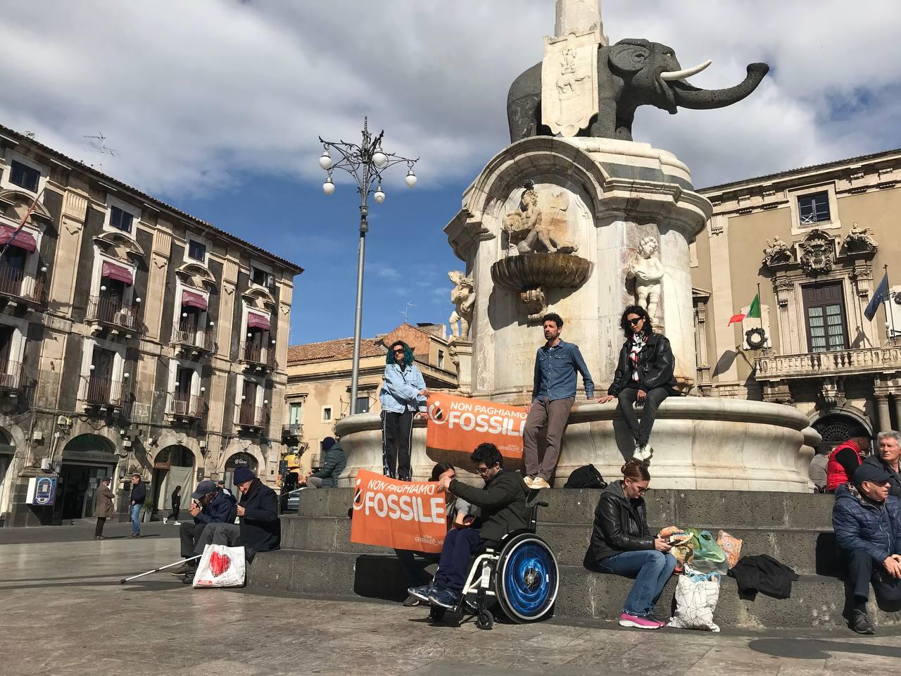 Le proteste degli attivisti di Ultima Generazione a Catania: cittadini si incollano alla fontana dell’elefante