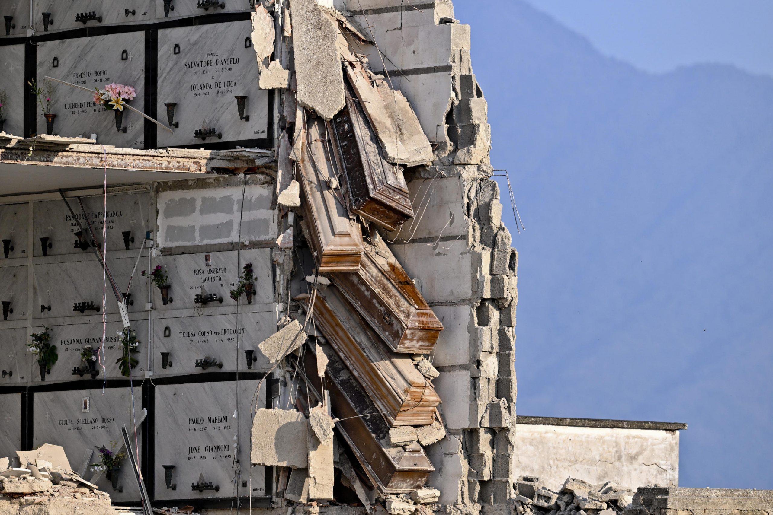 Nuovo crollo del cimitero di Napoli, protestano i parenti dei defunti. le bare sospese nel vuoto | FOTO