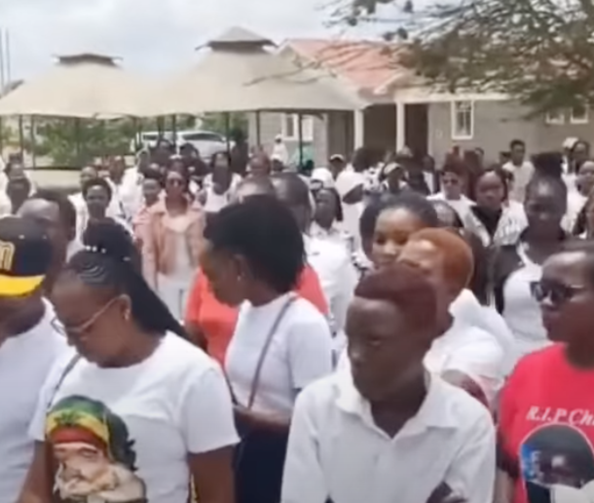 Kenya, migliaia di persone ‘invadono’ un villaggio per il funerale del giovane TikToker Brian Chira | VIDEO