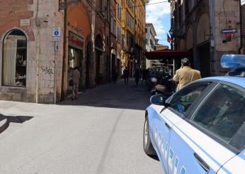 Pisa, rissa in Piazza delle Vettovaglie: volano sedie e tavoli, 4 feriti | VIDEO