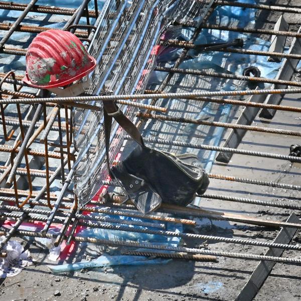 Siena, incidente sul lavoro a Montepulciano: due indagati per la morte dell’operaio 23enne