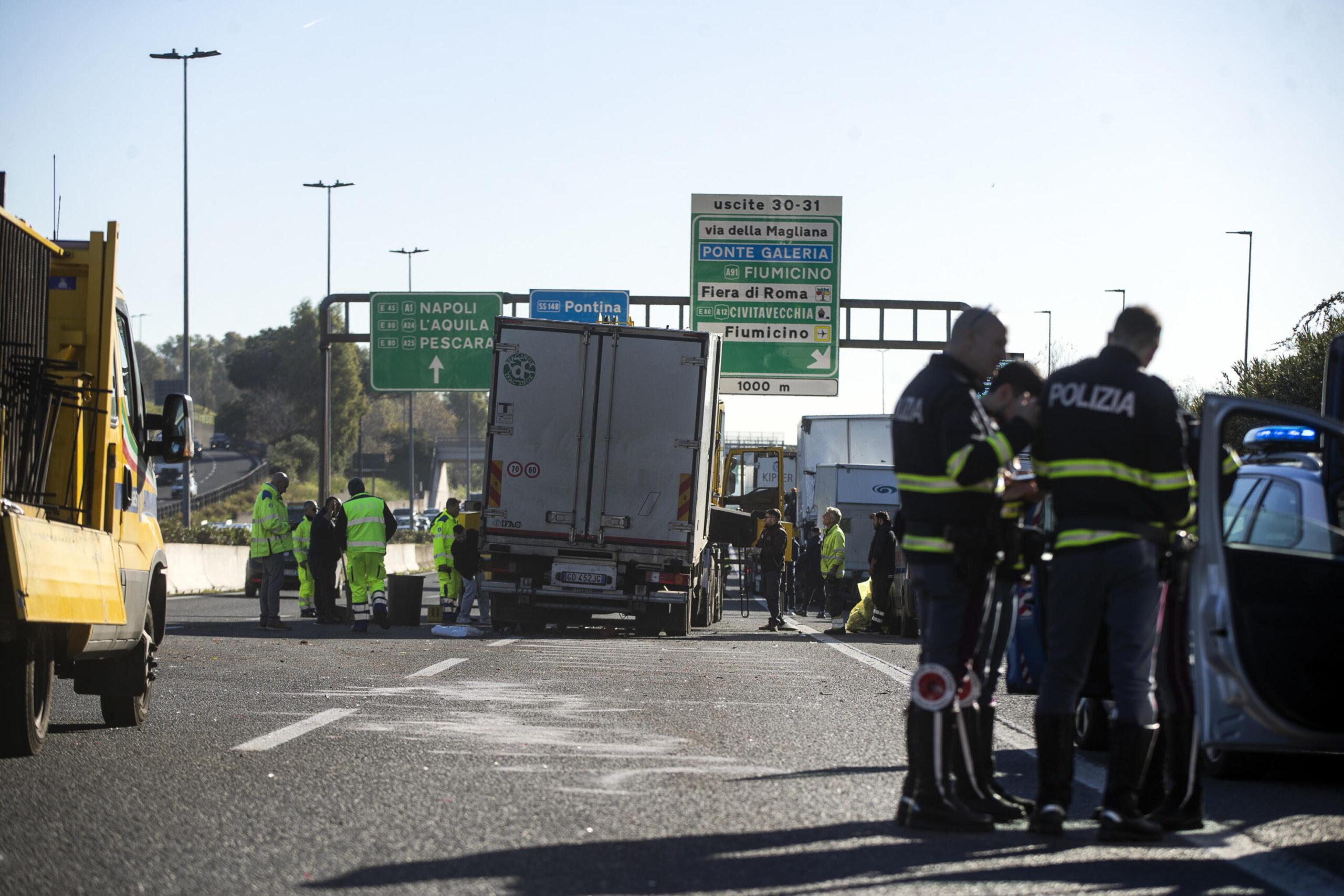 Roma, tragico incidente sul Gra: auto e moto si scontrano all’altezza dello svincolo Pisana. Morto il centauro. Traffico in tilt