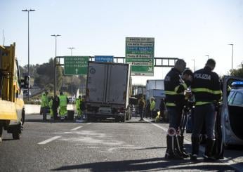 Roma, tragico incidente sul Gra: auto e moto si scontrano all’altezza dello svincolo Pisana. Morto il centauro. Traffico in tilt