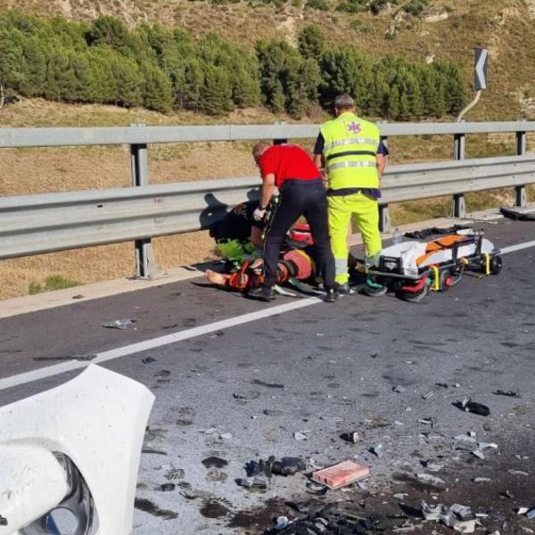 Gela, un furgone investe un gruppo di ciclisti sulla SS115: morto un 70enne