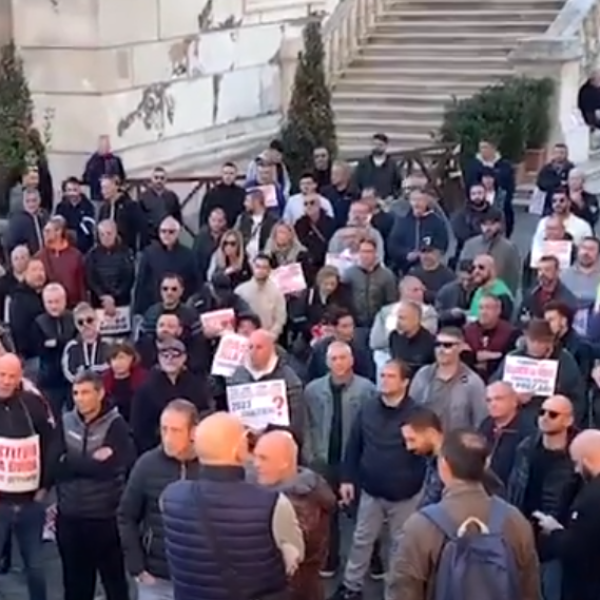 Roma, sit-in dei sostituti guida taxi in Campidoglio: “Licenze a titolo oneroso pericolose, si va verso privatizzazione” | VIDEO